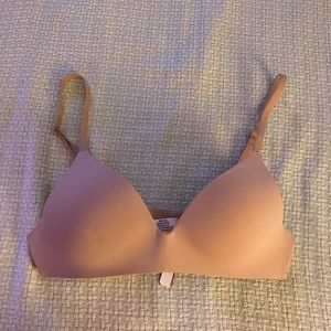 Never worn Victoria’s Secret wireless bra
